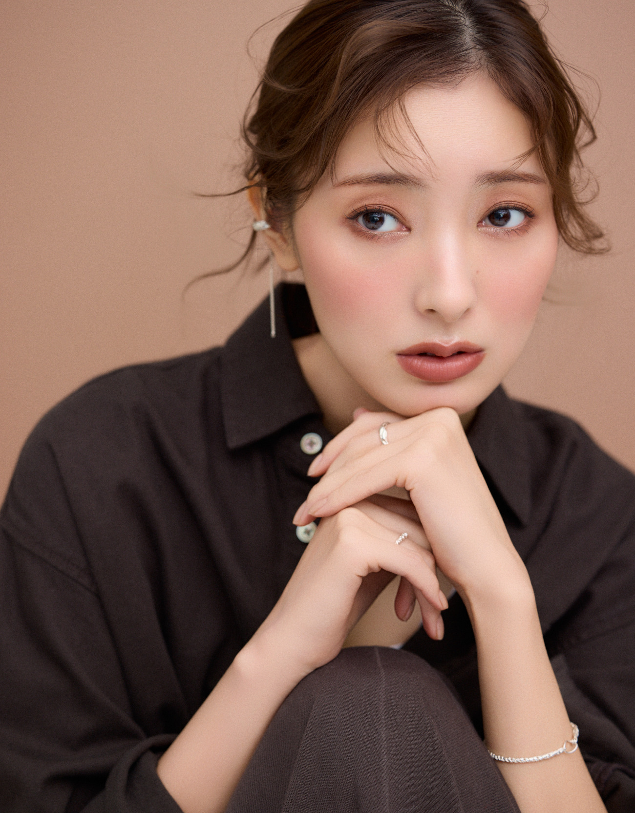 LOOK1 ピンクベージュで叶えるレディなピュア感を着用したモデル