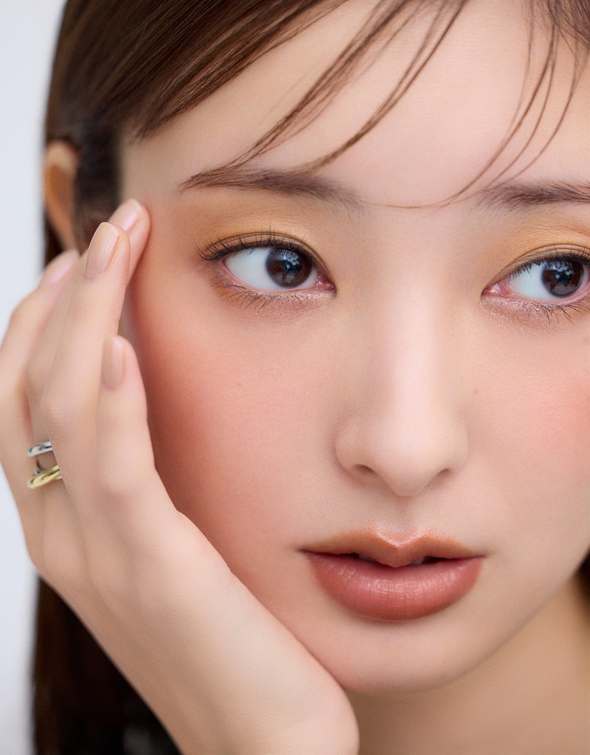 LOOK2 黄みを感じるサンドベージュでヘルシーにこなれるを着用したモデル